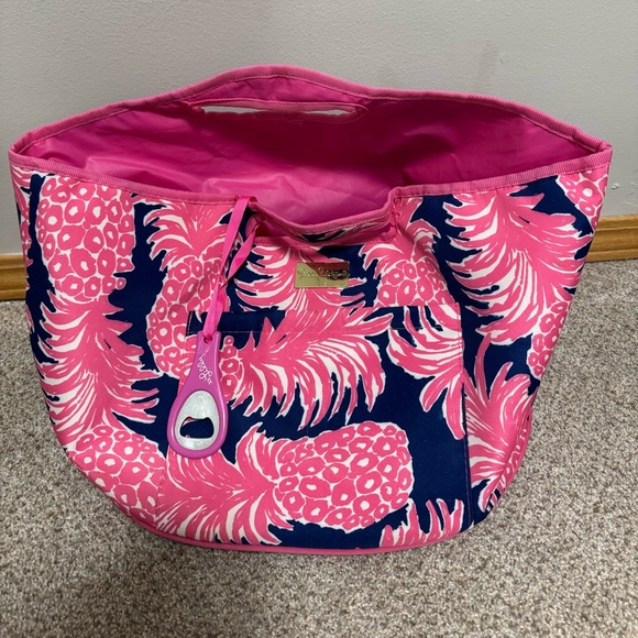 Lilly Pulitzer Handbags - Lilly Pulitzer Pink and Blue Pineapple Large Beach Vacation Tote